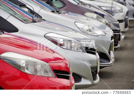 在經銷商處排隊的汽車 二手豐田汽車 在經銷商處排隊的汽車 二手豐田汽車 77698883