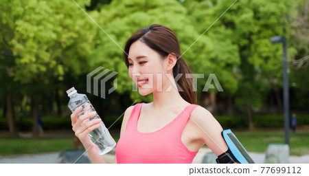 sport woman drinking bottle water sport woman drinking bottle water 77699112