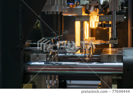 The preform shape of PET bottle in the blowing mold. The preform shape of PET bottle in the blowing mold. 77699444