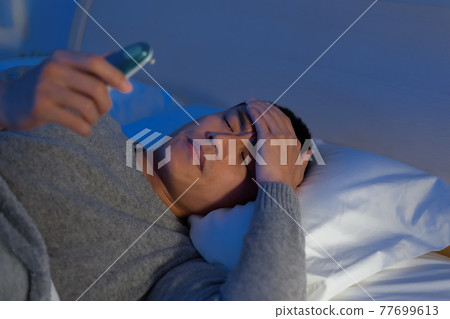 man sick and has fever 77699613