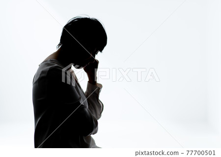 擔心剪影的資深婦女 擔心剪影的資深婦女 77700501