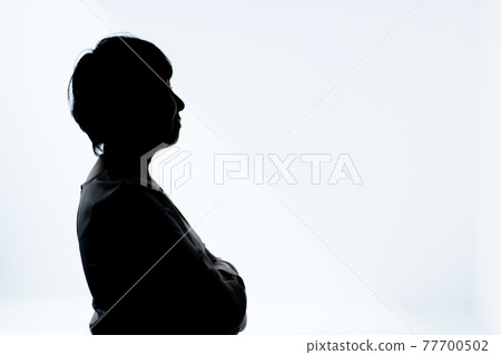 擔心剪影的資深婦女 擔心剪影的資深婦女 77700502