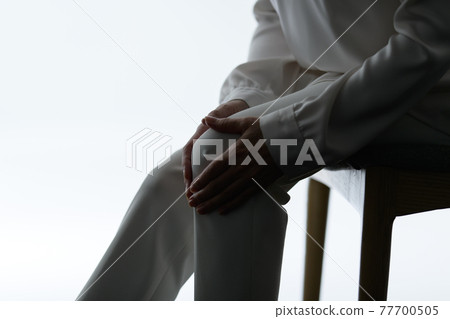 剪影膝蓋疼痛高級婦女 剪影膝蓋疼痛高級婦女 77700505
