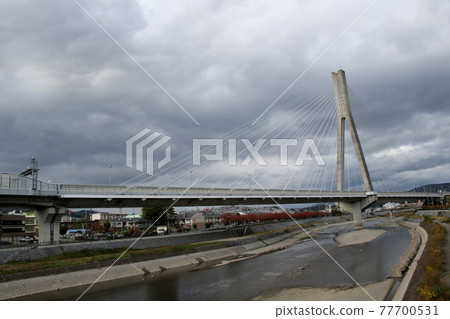 On the left bank of the Ina River that flows between Kawanishi City and Ikeda City, you can see the Shininagawa Bridge from the Ikeda City side. On the left bank of the Ina River that flows between Kawanishi City and Ikeda City, you can see the Shininagawa Bridge from the Ikeda City side. 77700531