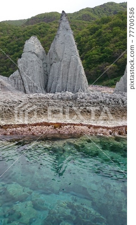 青森縣大佛是浦和清澈的大海中的白色奇石怪石 77700586