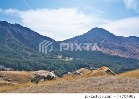 [Landscape from Hakoishi Pass] Namino Oaza Shinnano, Aso City, Kumamoto Prefecture 77704902
