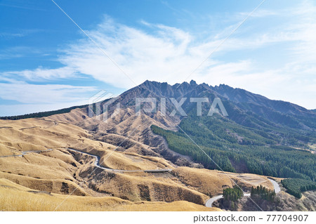 [Landscape from Hakoishi Pass] Namino Oaza Shinnano, Aso City, Kumamoto Prefecture 77704907