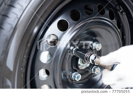 Car tire replacement and maintenance (male tightening tire nuts) 77705055