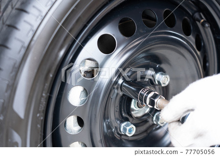 Car tire replacement and maintenance (male tightening tire nuts) 77705056