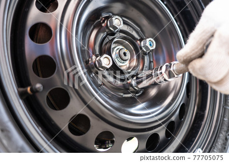 Car tire replacement and maintenance (male tightening tire nuts) 77705075