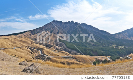 [Landscape from Hakoishi Pass] (High resolution version) Namino Oaza Shinnano, Aso City, Kumamoto Prefecture 77705188