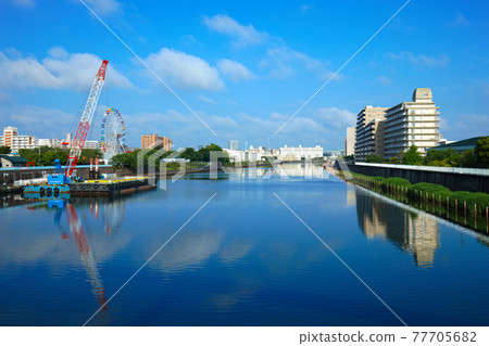 正在建設中的荒川商業高中,從隅田川上俯瞰台橋的嫩葉和新綠的荒川遊樂園新摩天輪 正在建設中的荒川商業高中,從隅田川上俯瞰台橋的嫩葉和新綠的荒川遊樂園新摩天輪 77705682