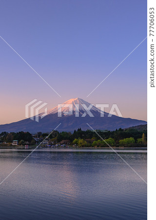 (Yamanashi Prefecture) Red Fuji at dawn and gradation of the sky (Yamanashi Prefecture) Red Fuji at dawn and gradation of the sky 77706053