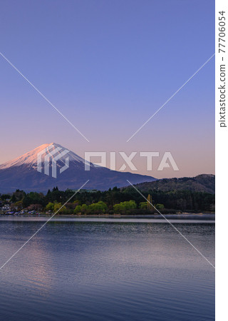 (Yamanashi) Gradation of red Fuji and sky at dawn (Yamanashi) Gradation of red Fuji and sky at dawn 77706054