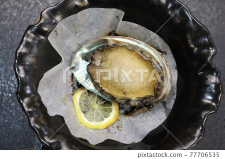 Grilled abalone with butter 77706535