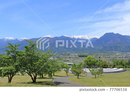 安曇野的五月:從安曇野池田工藝公園看到的鄉村和北阿爾卑斯山 安曇野的五月:從安曇野池田工藝公園看到的鄉村和北阿爾卑斯山 77706538