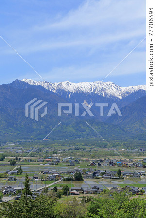 安曇野的五月:從安曇野池田工藝公園看到的鄉村和北阿爾卑斯山 安曇野的五月:從安曇野池田工藝公園看到的鄉村和北阿爾卑斯山 77706593