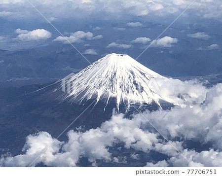 An active volcano that straddles Shizuoka and Yamanashi prefectures, the highest mountain in Japan, and the snowy landscape of Mt. Fuji, which is registered as a World Cultural Heritage site. An active volcano that straddles Shizuoka and Yamanashi prefectures, the highest mountain in Japan, and the snowy landscape of Mt. Fuji, which is registered as a World Cultural Heritage site. 77706751
