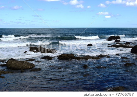 Rough waves in rocky areas of the Sea of Japan 77706797