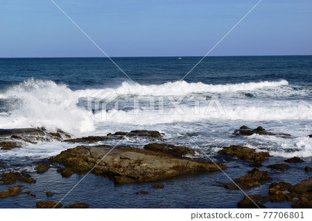 日本海岩石區的巨浪 77706801