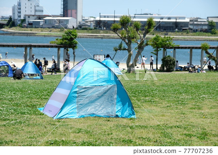 Set up a tent and enjoy your holiday 77707236