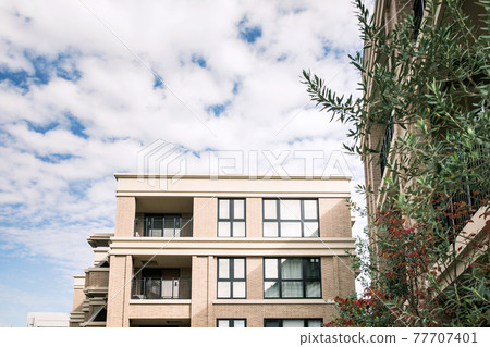 一個漂亮的公寓的外觀 77707401