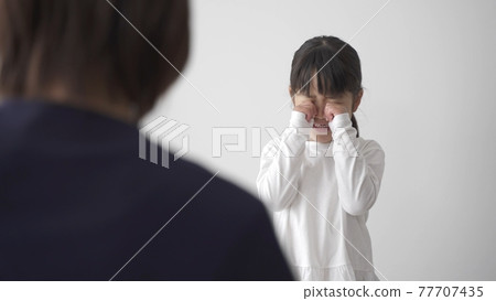 女孩對媽媽生氣 77707435