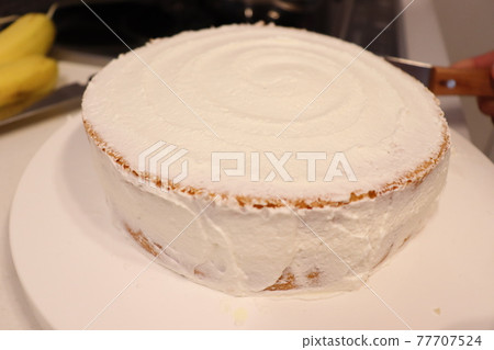 Cake making 77707524