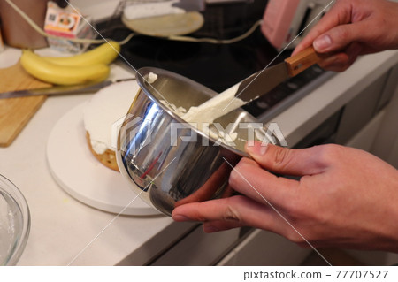 Cake making 77707527