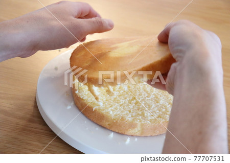 Cake making 77707531