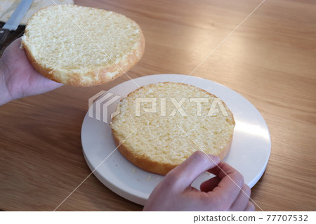 sponge cake 77707532