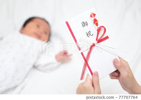 收到嬰兒禮物的新生女孩 77707764