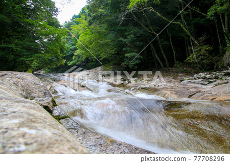 一個滑動的山谷 77708296