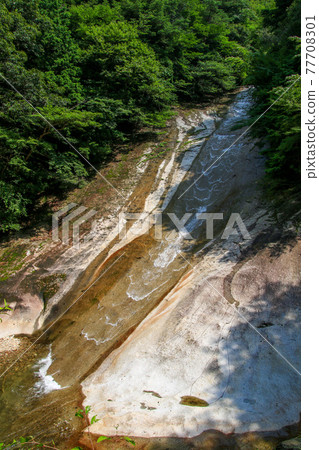 A sliding valley A sliding valley 77708301
