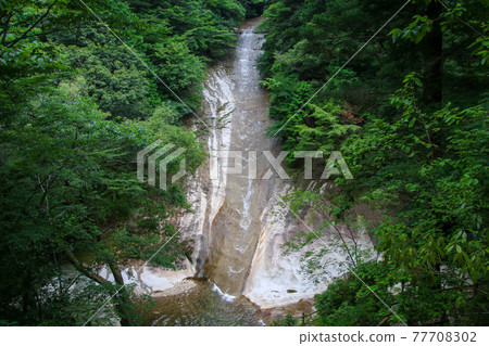 A sliding valley A sliding valley 77708302