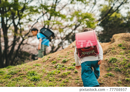 小學生放學後 77708937