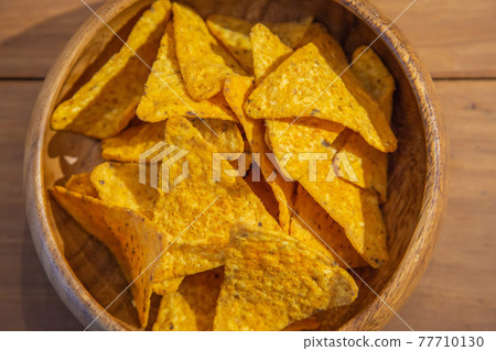 木盤裡的炸玉米餅 木盤裡的炸玉米餅 77710130