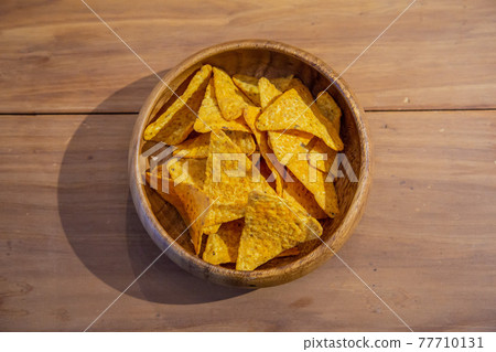 木盤裡的炸玉米餅 木盤裡的炸玉米餅 77710131