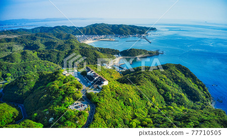 View the Kada fishing port, Kyukamura Kishu Kada from the sky near the ruins of the fresh green Kada Miyama turret (Kada, Wakayama Prefecture) 77710505