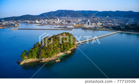 用無人機從空中拍攝被指定為國家天然紀念物的愛知縣蒲郡市的城市景觀和象徵“竹島” 77710506