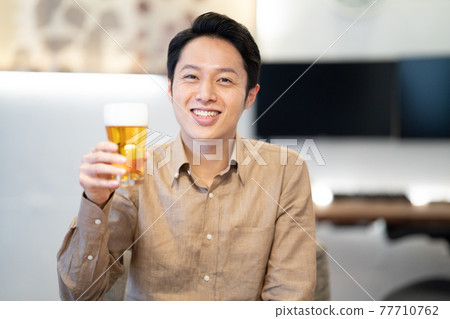 享受網上酒會的男人 77710762