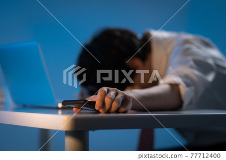 商人加班，厭倦了睡覺 77712400
