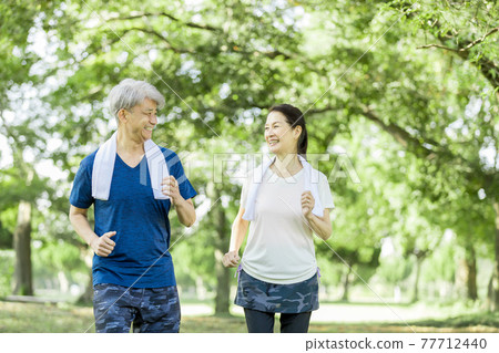 Senior couple doing jogging 77712440