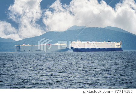 Tanker passing each other Tanker passing each other 77714195
