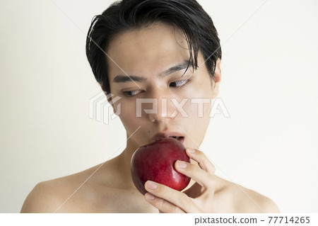 Fruit and men's beauty portrait Fruit and men's beauty portrait 77714265