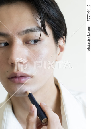 A man who puts on makeup A man who puts on makeup 77714442