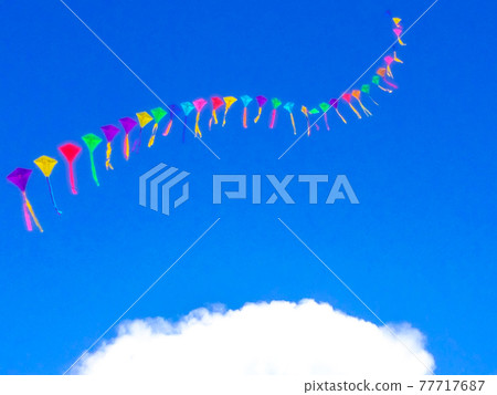 A kite that connects a lot and dances in the sky 77717687