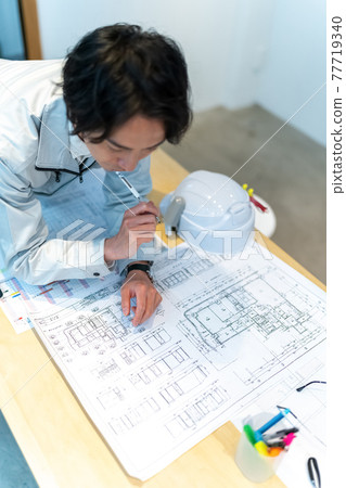 Construction supervision who collates the drawing with the site 77719340