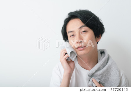年輕人用毛巾擦臉 年輕人用毛巾擦臉 77720143