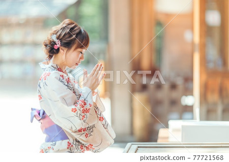 一個穿著浴衣的女人去拜訪 77721568